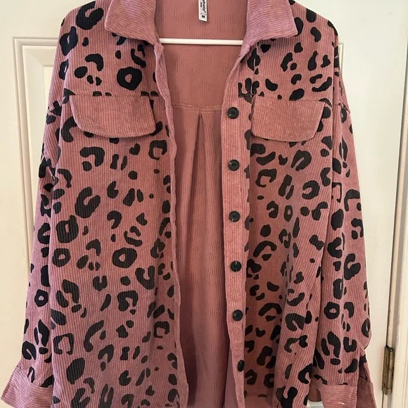 ePretty Chicago brand pink/rose cheetah design thin shacket jacket. Size Med - Picture 10 of 12